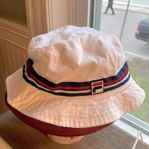 REVERSIBLE FILA BUCKET HAT